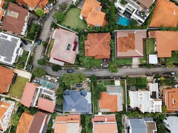 Agent immobilier propose le plan de masse des maisons à vendre