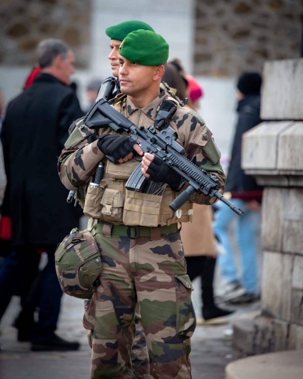 militaire français portant un fusil